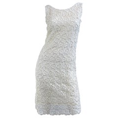 Robe droite sans manches chic des années 1960, ivoire, blanc cassé, fleur, crochet vintage des années 60
