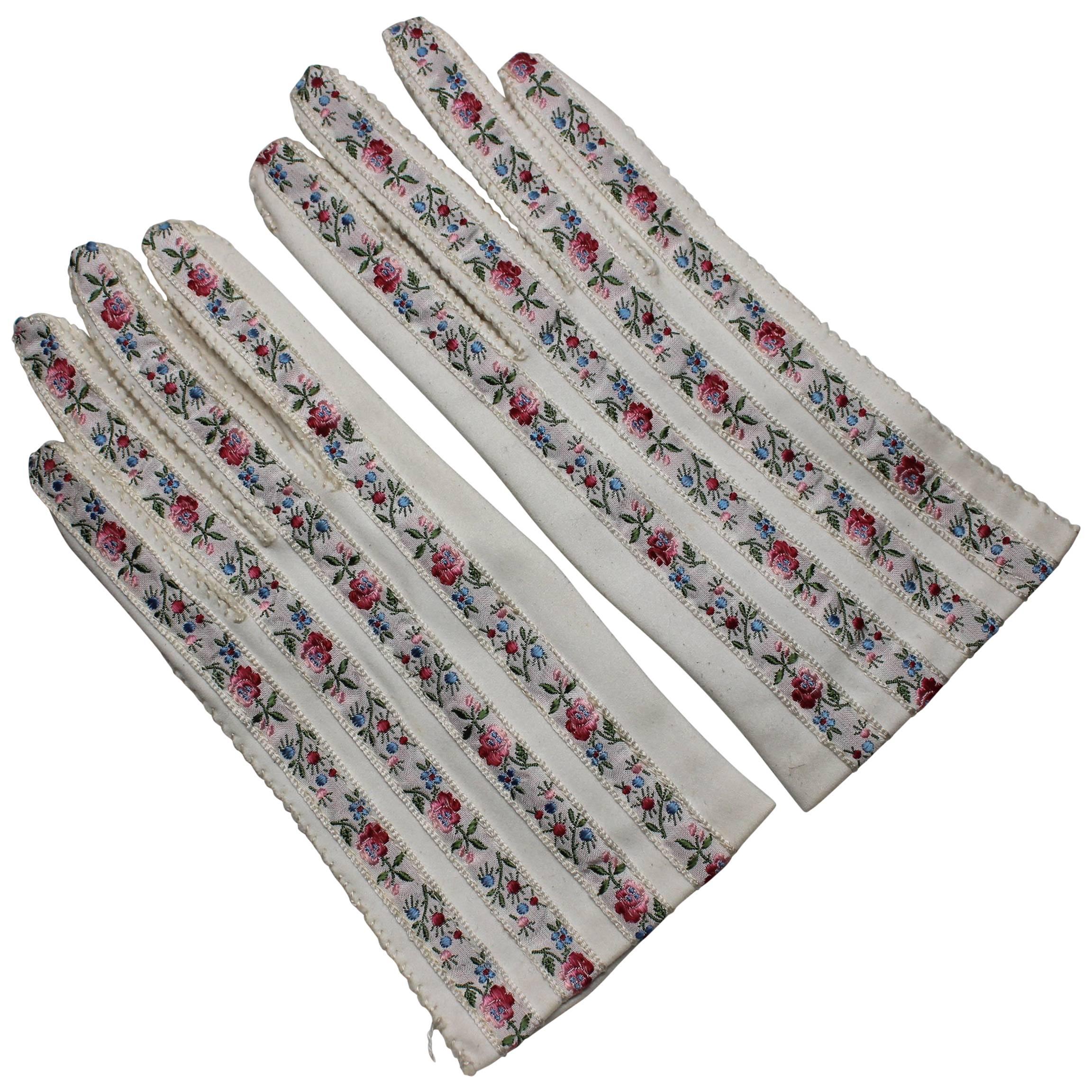 Vintage Embroidered White Floral Gloves For Sale