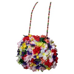 Miriam Lefcourt Bolso de verano de paja completamente cubierto de flores de seda de colores
