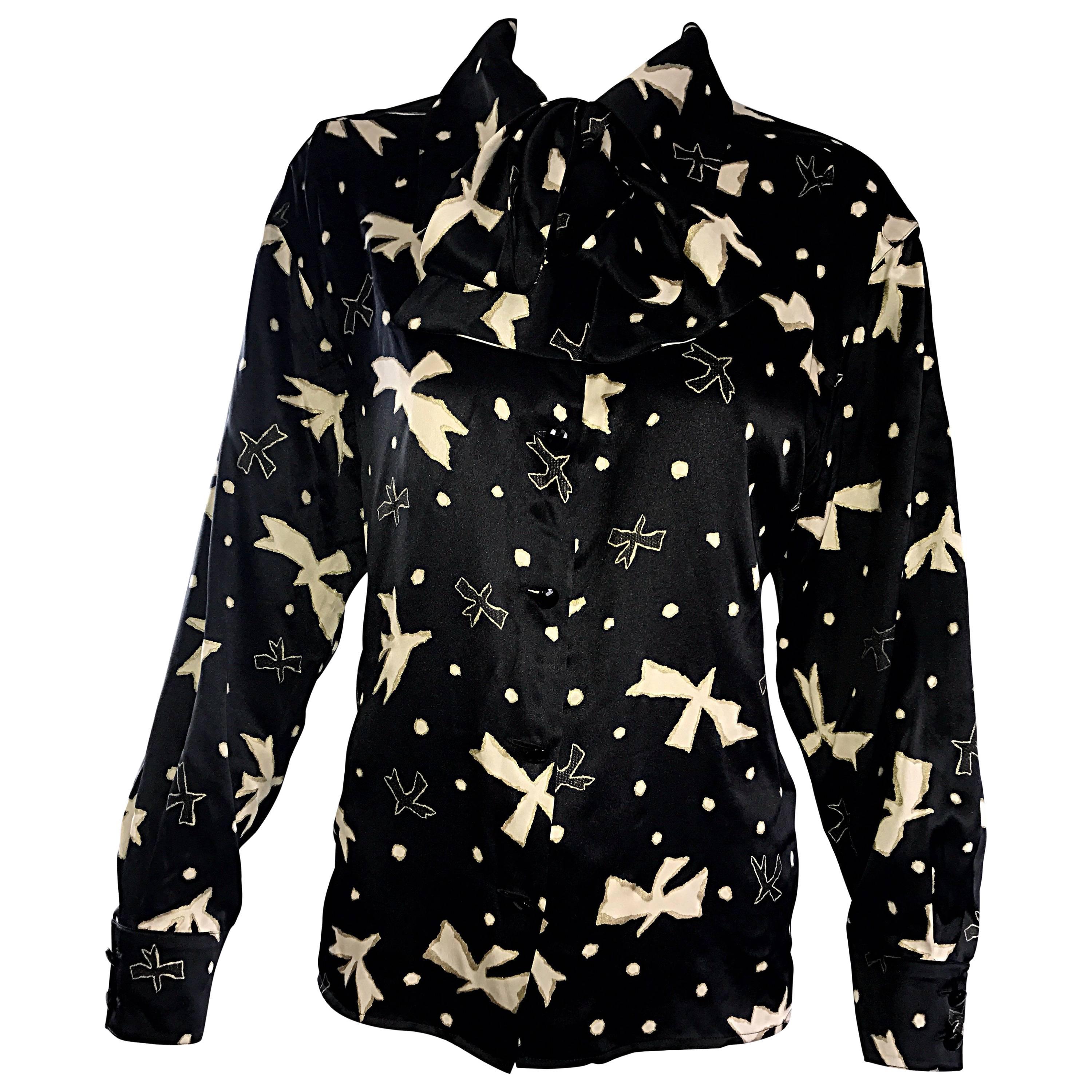 Emanuel Ungaro, camicetta vintage in seta con stampa di uccelli e fiocco di micio, anni '90, in bianco e nero.