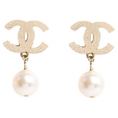 Pendientes Chanel clip en CC acolchado dorado y perla fantasía