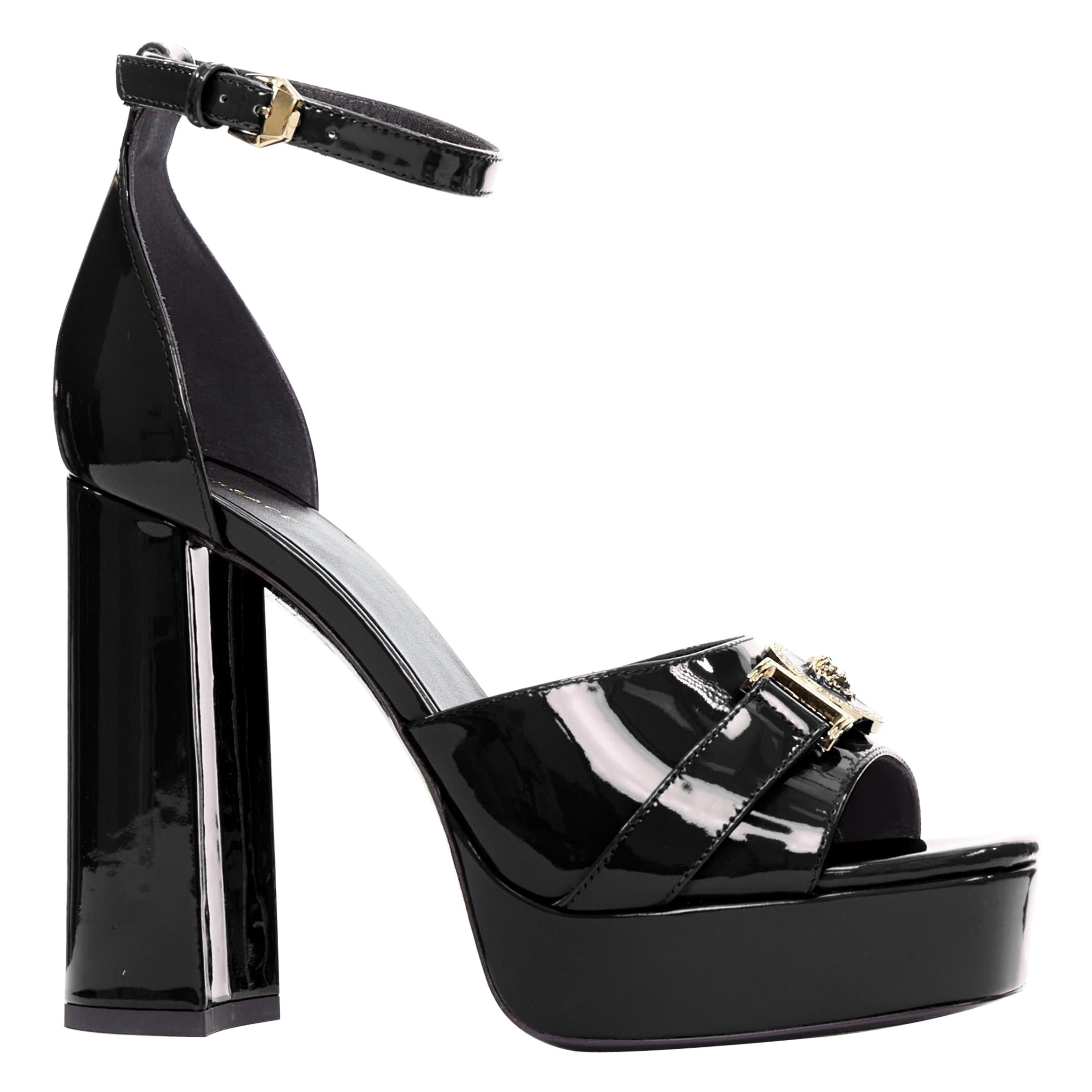 VERSACE Tribute Schwarze Plateausandalen mit offenem Zehenbereich aus Lackgold und Medusa EU41 im Angebot