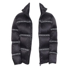 VERSACE Nastro Stampa chaqueta acolchada de plumón de ganso con lazo y logotipo negro IT46 S