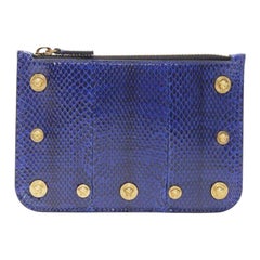 VERSACE Pochette à fermeture éclair en cuir écaillé Ayers bordé de clous Medusa dorés