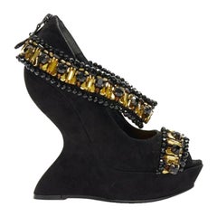 ALEXANDER MCQUEEN Schwarzes Wildleder Gold Juwelenband Peep Toe geschwungener Keil EU37,5