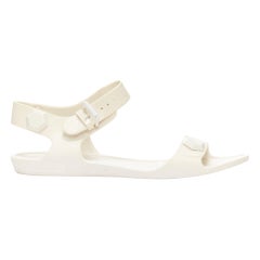 GIVENCHY sandalias planas de goma blanca texturizada con tachuelas hexagonales EU41