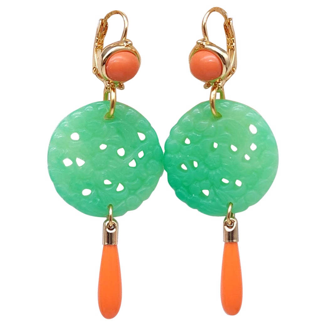 Kenneth Jay Lane Orecchini a filo con corallo e giada in oro, arancione e verde, Couture in vendita