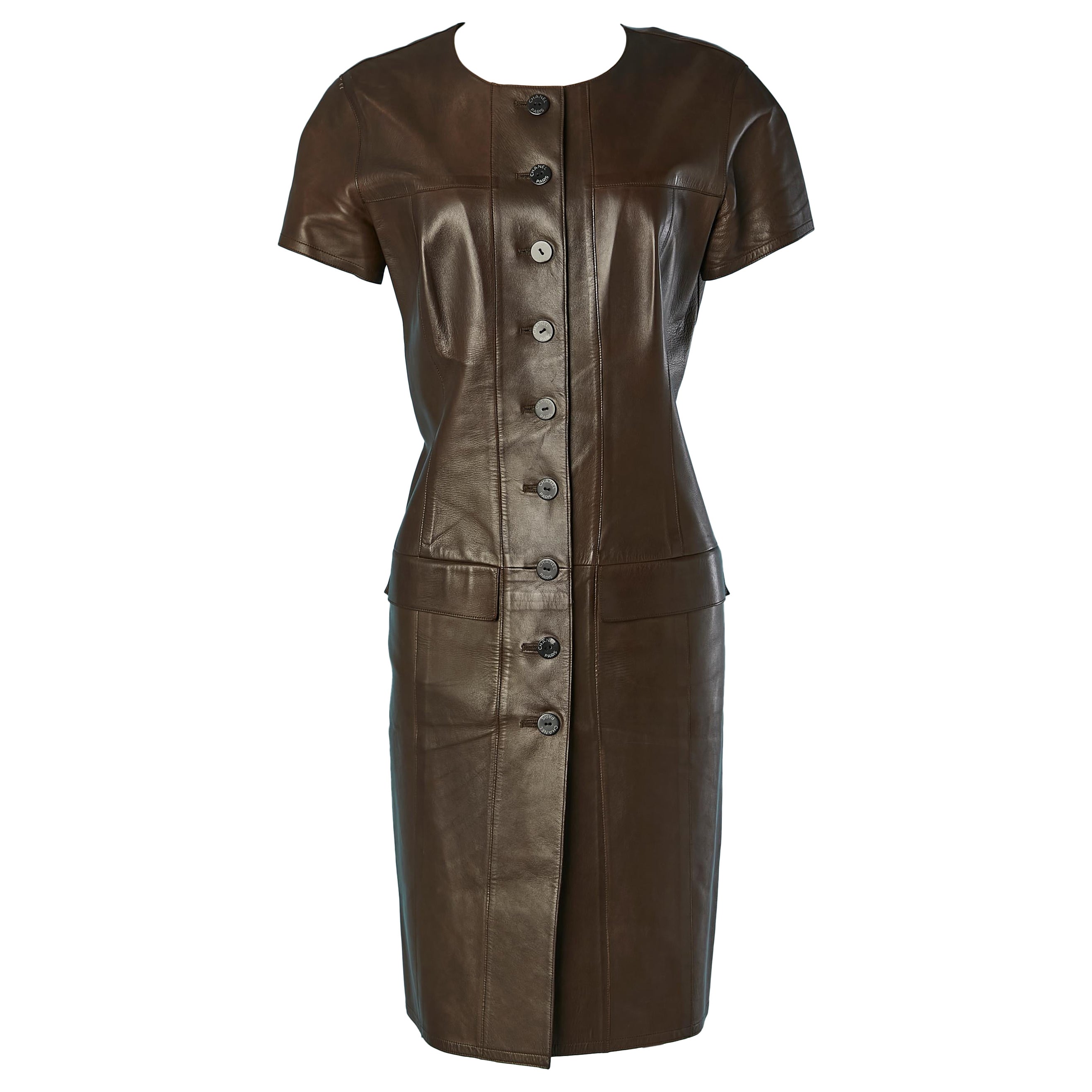 Vestido de cuero marrón con mangas cortas CHANEL en venta