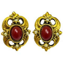 Pendientes de clip de diseño vintage con piedras de imitación en tono dorado