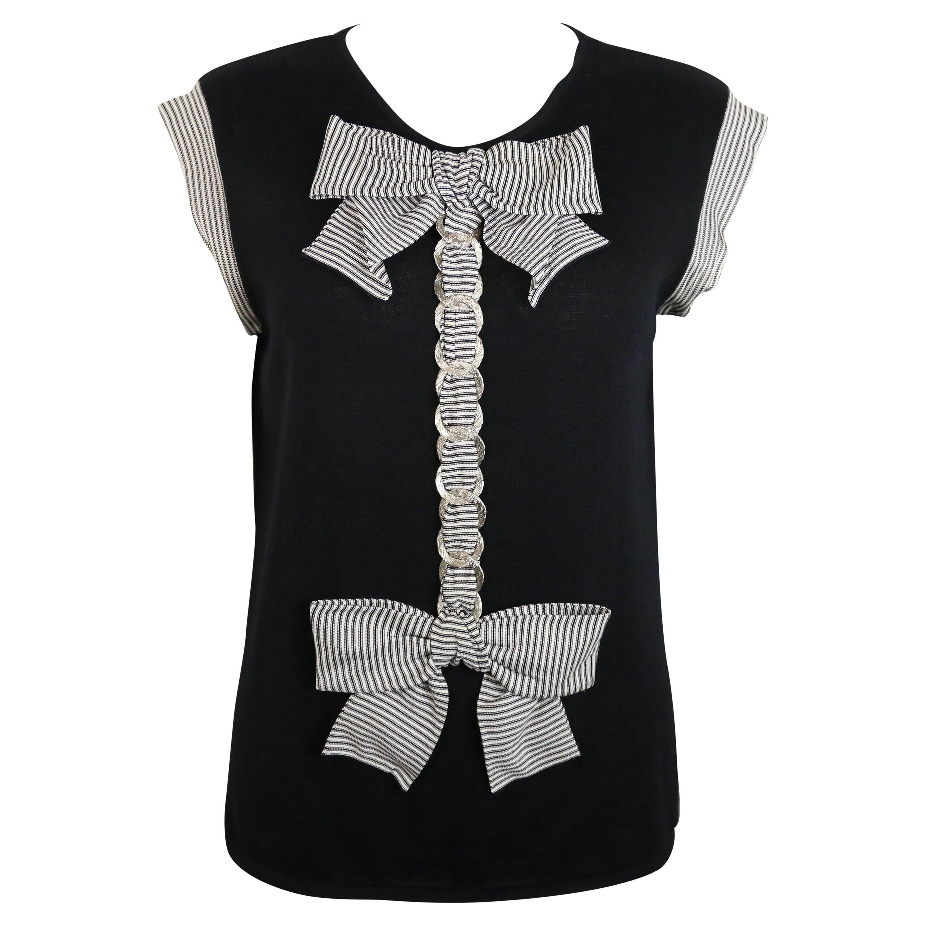 Chanel Schwarzes Top aus Kaschmir und Seide mit Schleife und Kette im Angebot