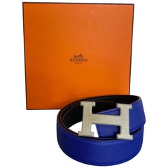 Cinturón Hermès de piel azul con hebilla plateada
