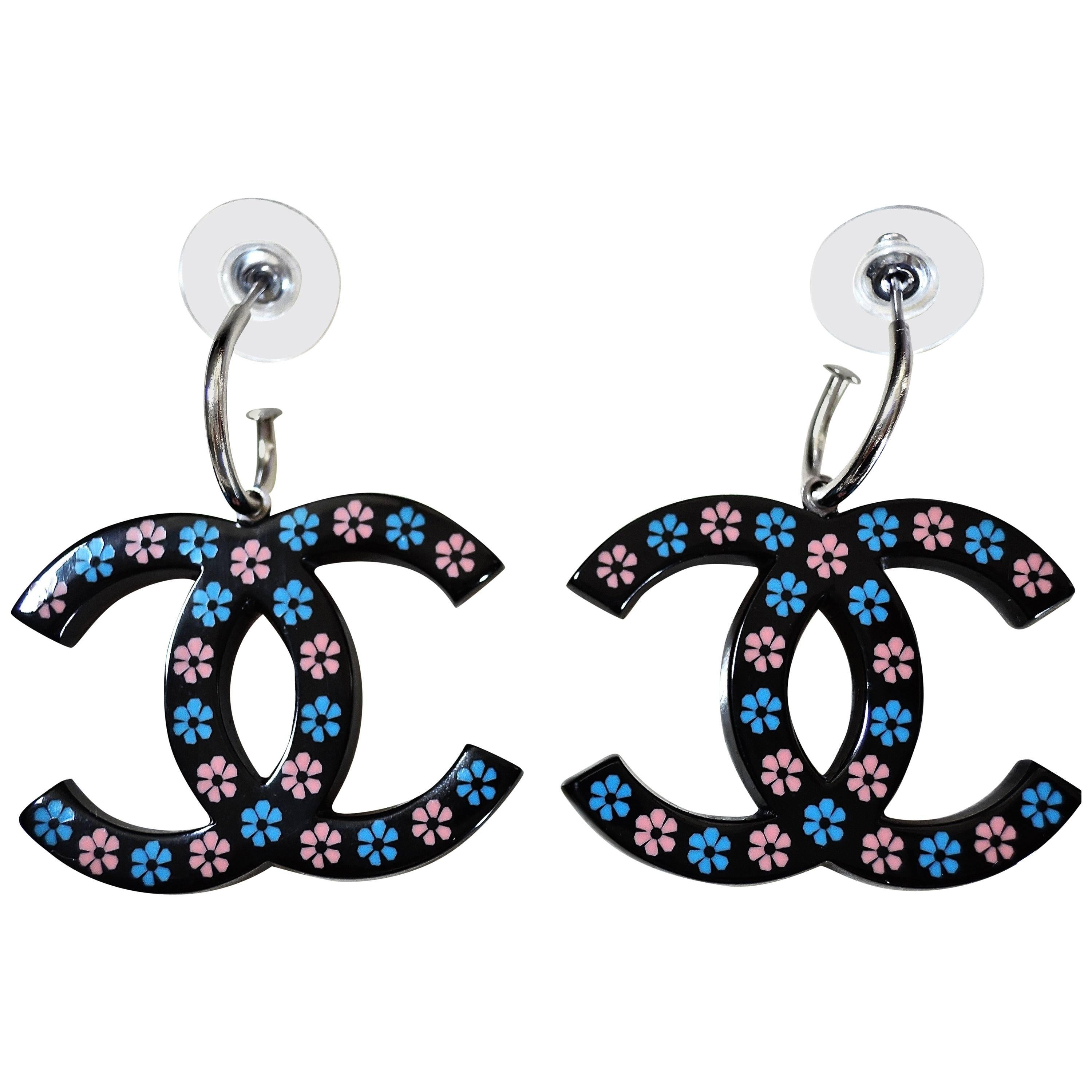 Chanel 2015 ✿*ﾟSUMMER EX LG HAND CARVING Daisy Flowers Resin Earrings For Sale