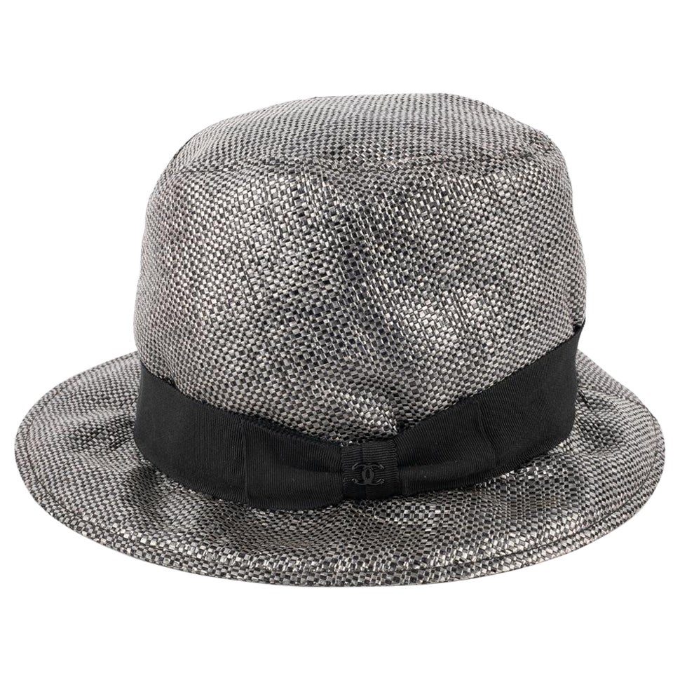 Sombrero Chanel Tono Plateado con Cinta Negra en venta