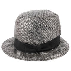 Chanel Chapeau argenté avec ruban noir