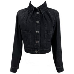 Chanel New Iconic Black Logo Embossed Denim Jacket (veste en jean avec logo gaufré)
