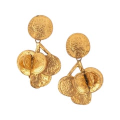 Pendientes de clip de metal dorado batido Mercedes Robirosa