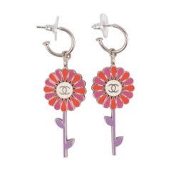Chanel „Flower“-Ohrringe mit Emaille, 2004
