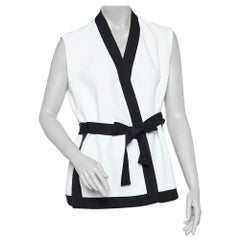 CH Carolina Herrera - Coprispalle senza maniche con cintura in twill bianco a contrasto M.