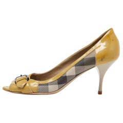 Burberry Grigio/Giallo Check fumé in PVC e vernice Open Toe Pumps Taglia 39