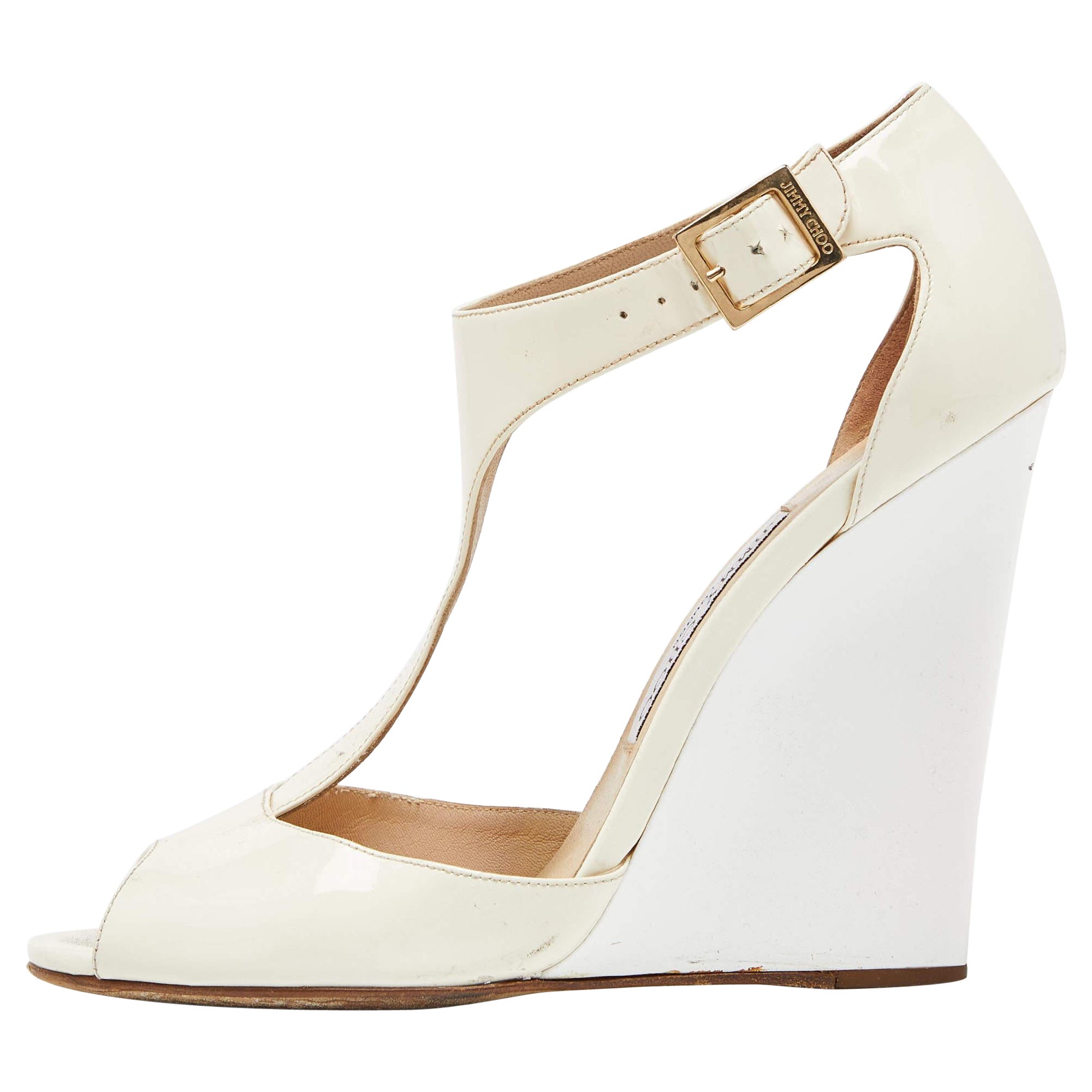 Jimmy Choo - Chaussures à talons compensés en cuir verni blanc/crème avec bride en T - Taille 38,5