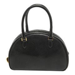 Moschino, borsa in pelle nera con cuore e charme