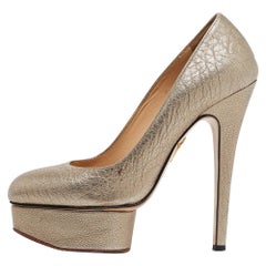 Charlotte Olympia Bombas de plataforma de cuero dorado talla 36