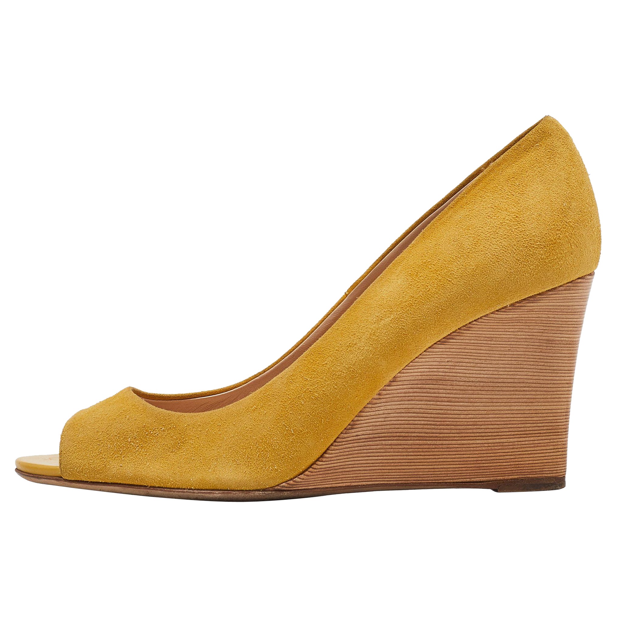 Tod's Gelbe Keil-Pumps aus Wildleder mit Peep Toe Größe 39 im Angebot