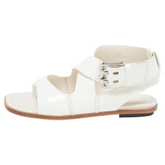 Tod's Sandales plates à lanières croisées en cuir verni crème, taille 36,5