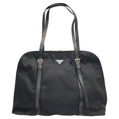 Prada Marineblaue, dunkelblaue, schwarze, Nylongriff-Schulter  Tasche