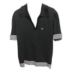 Polo à col en maille noir avec logo CC brodé en blanc de Chanel