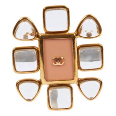 Chanel - Épingle à fleur en résine avec pierre transparente