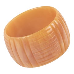 Bracelet en bakélite rose laiteux avec sculpture géométrique
