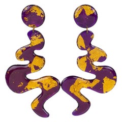 Orecchini a penzoloni in lucite viola e oro dell'A Space AGE