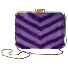 Sac de soirée en tissu et fourrure violets avec accessoires en métal doré Versace