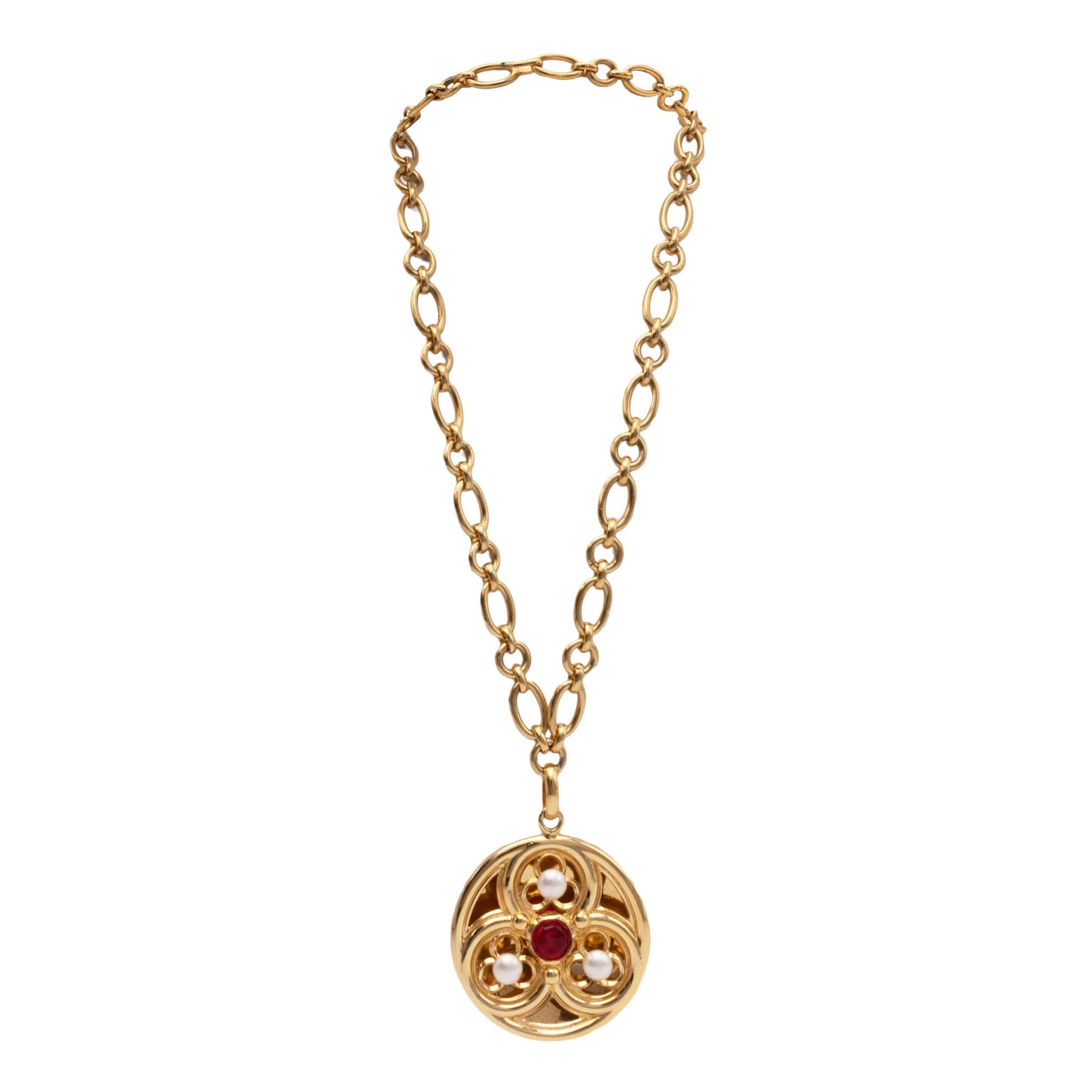 Chanel Necklace With Medallion - '90s For Sale