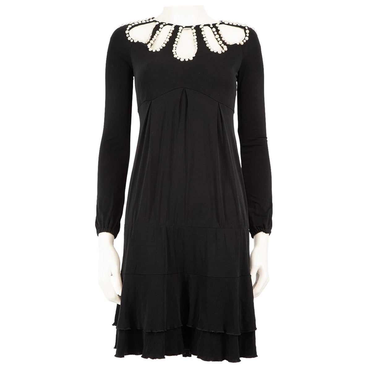 Moschino, vestito nero con dettaglio di perle finte e tagliato, taglia S in vendita