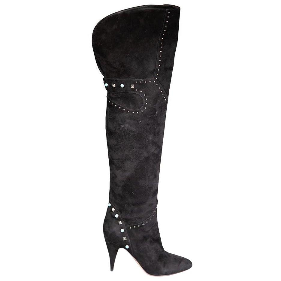 Valentino Garavani Schwarze kniehohe Stiefel aus Wildleder mit Nieten Größe IT 38 im Angebot