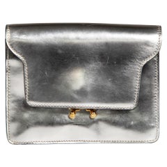 Mini bolso baúl de piel plateada Marni