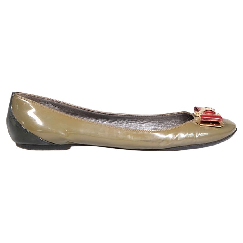 Louis Vuitton Ballerine con fiocco in vernice color kaki Taglia IT 39.5