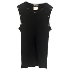 Chanel - Top sans manches en coton noir brodé blanc "CC" i