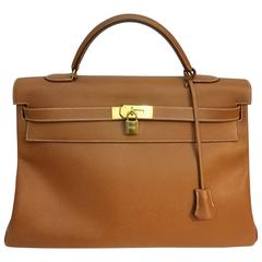 Hermès Kelly 40 cm en cuir nude:: finition ton sur ton or