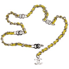 Ceinture classique Chanel en cuir d'agneau jaune avec chaîne argentée et logo CC emboîté argenté