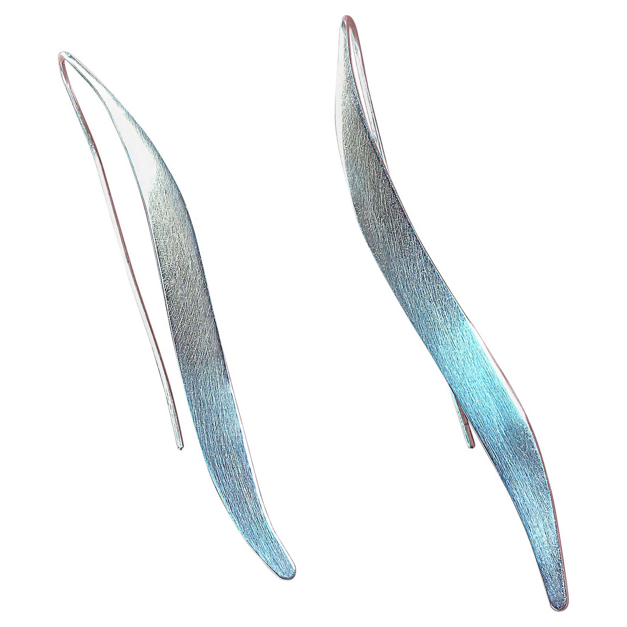 Elegant Long Sterling Silver Earrings – Handcrafted by Renowned Designer Hans Stahr

Add a touch of luxury and sophistication to your jewelry collection with these elegant long sterling silver earrings, meticulously handcrafted in Rio de Janeiro,