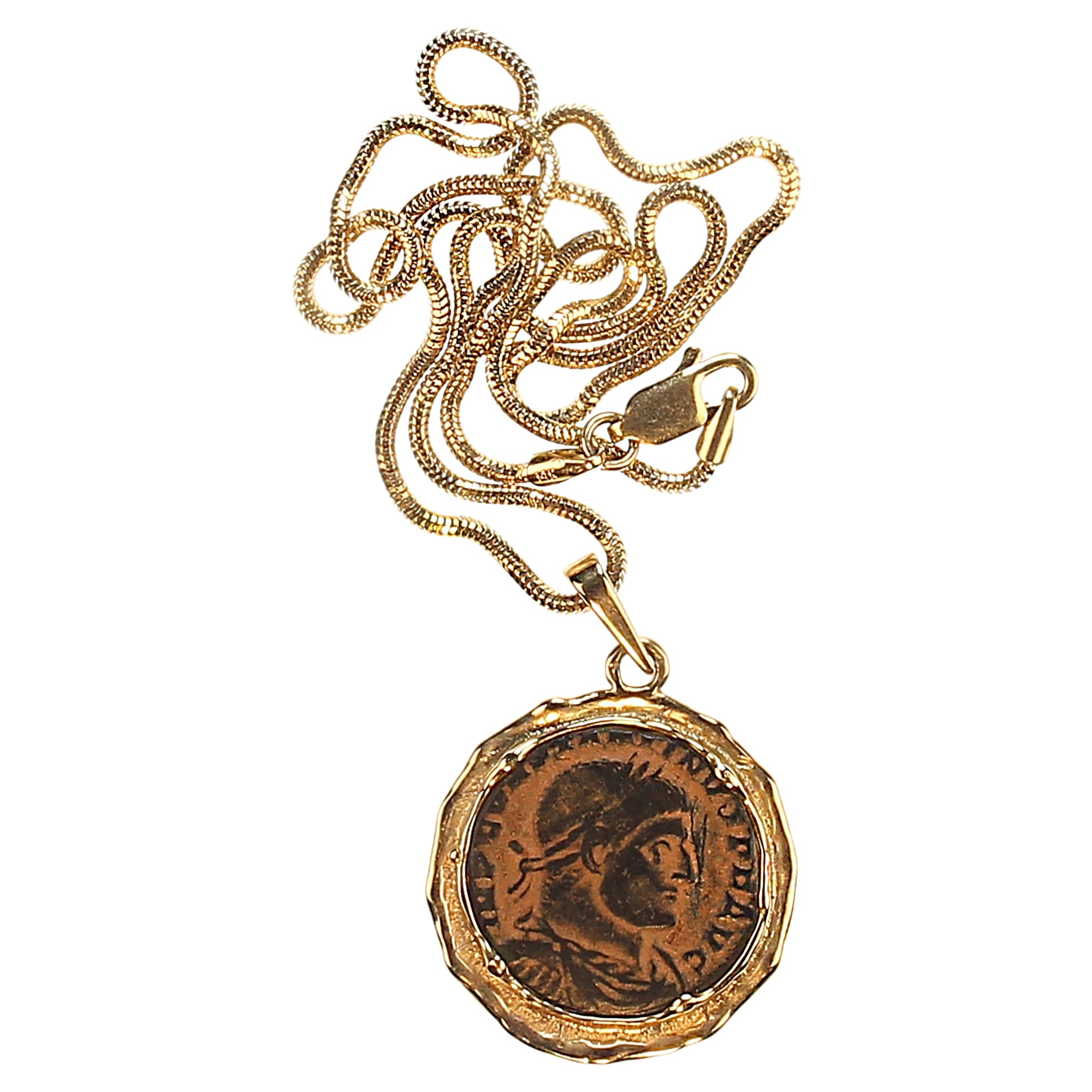 Antike Münze Replik Anhänger in Rich 14K Gelbgold Lünette - mit Soldat Kopf und aufrecht Mann Design
Tauchen Sie ein in die Vergangenheit mit diesem zeitlosen, antiken Münzanhänger, der wunderschön in eine Lünette aus 14 Karat Gelbgold eingefasst