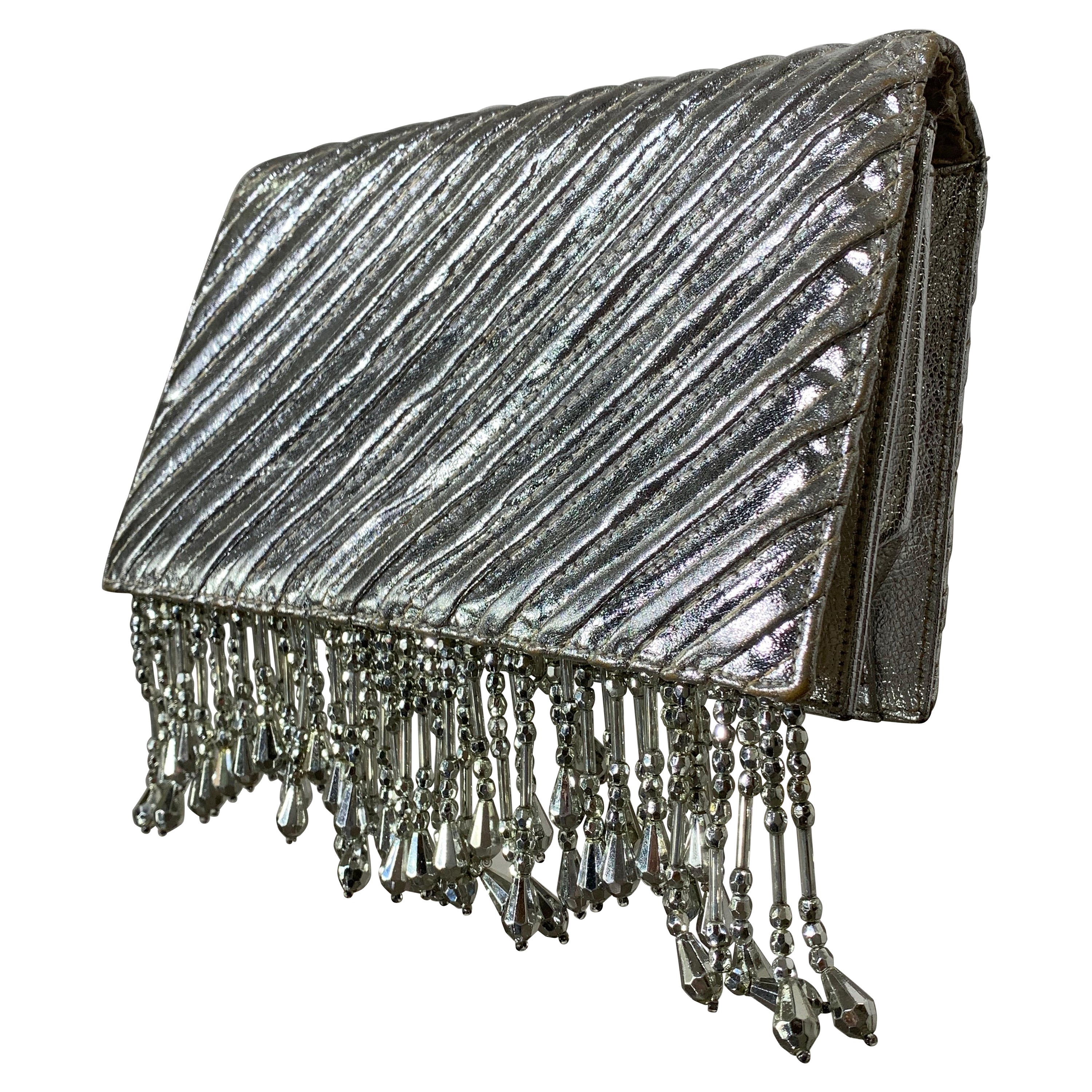 Pochette enveloppe personnalisée en cuir matelassé argenté métallisé avec frange argentée en vente