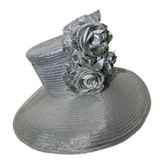 CUSTOM MADE Chapeau à large bord en paille lamée argentée avec bouquet floral argenté