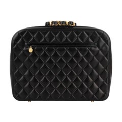 Sac d'affaires en cuir d'agneau noir matelassé de Chanel, vers 1990