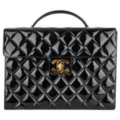 Sacoche en cuir verni matelassé noir de Chanel, 1996/1997