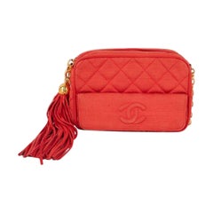 Otomana acolchada Chanel y bolso de piel coral, años 90
