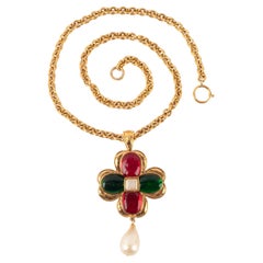 Chanel Collier croix en métal doré, printemps 1993